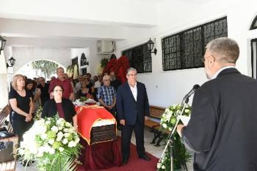 Στο μικρόφωνο ο σ. Κύριλλος Παπασταύρου. Τιμητική φρουρά ο ΓΓ της ΚΕ του ΚΚΕ, Δημήτρης Κουτσούμπας, οι Αλέκα Παπαρήγα και Δημήτρης Γόντικας, μέλη της ΚΕ, και ο Νίκος Σοφιανός, μέλος του ΠΓ της ΚΕ. Ορθια αριστερά η κόρη της Σμαράγδα Αγγουράκη