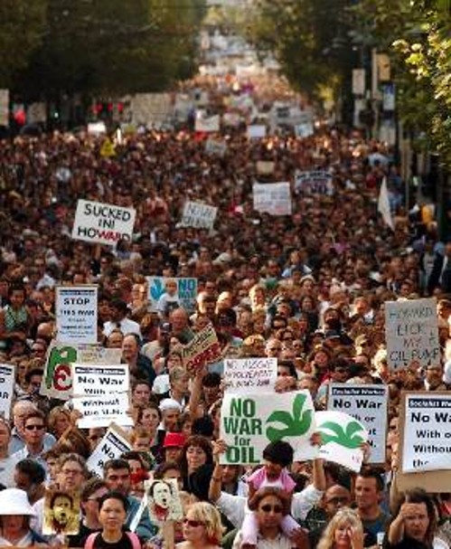 Οι λαοί του κόσμου διαδήλωσαν κατά εκατομμύρια για την ειρήνη.Οι φωτογραφίες είναι από τη Μελβούρνη και το Τόκιο