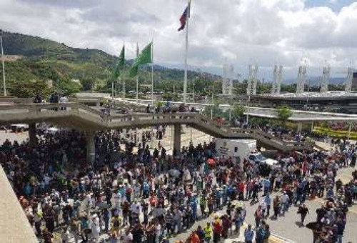 Ενα από τα εκλογικά κέντρα έκτακτης ανάγκης στο Πολυεδρικό Στάδιο του Καράκας, για τους ψηφοφόρους που δεν μπορούσαν να ψηφίσουν στους δήμους τους λόγω των μπλόκων της αντιπολίτευσης