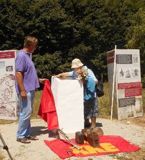 Η αποκάλυψη της τιμητικής πλακέτας για το Τάγμα Πηλίου από την μαχήτρια του Τάγματος, Σμαρώ Λεφούση
