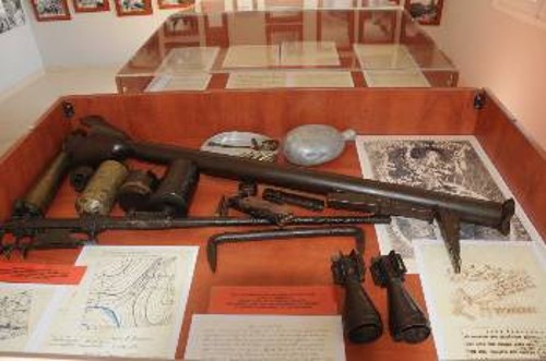 Μία από τις προθήκες με υλικά του ΔΣΕ