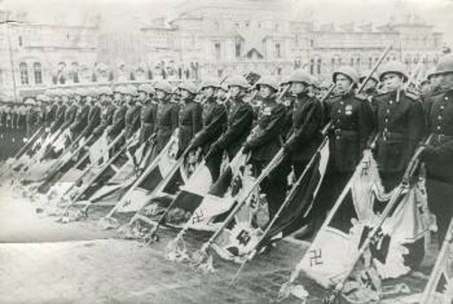 Στρατιώτες του Κόκκινου Στρατού καταθέτουν στην Κόκκινη Πλατεία τις σημαίες - λάφυρα που πήραν από τους χιτλερικούς
