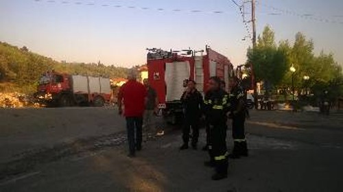 Ο Ν. Καραθανασόπουλος μιλά με πυροσβέστες στη Μαριά χτες το απόγευμα.