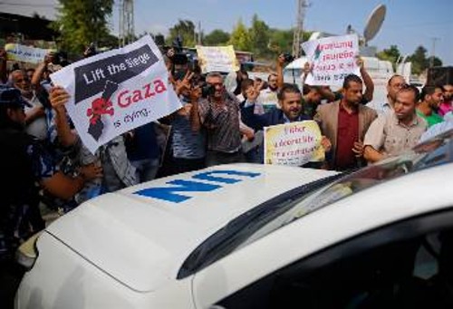 Παλαιστίνιοι «υποδέχτηκαν» το Γκουτέρες στη Γάζα, ζητώντας άμεση άρση του φονικού εμπάργκο