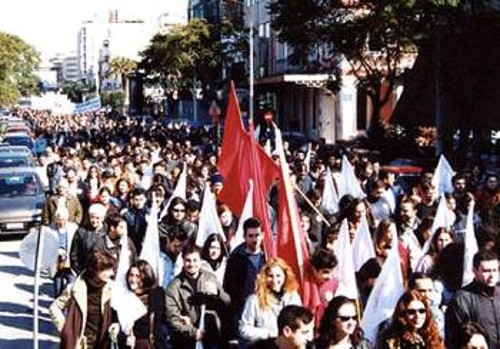 Πλήθος διαδηλωτών της ειρήνης πλημμύρισε τους δρόμους της Πάτρας