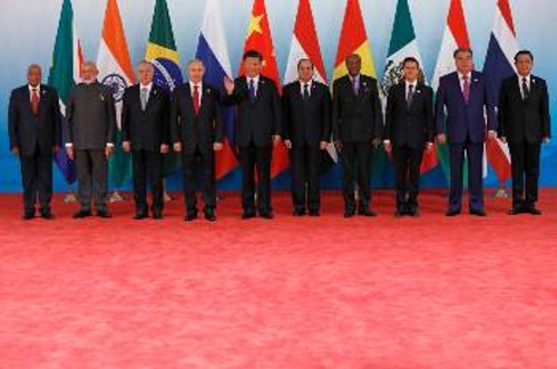 Οι ηγέτες των BRICS μαζί με τους «προσκεκλημένους» της 9ης Συνόδου