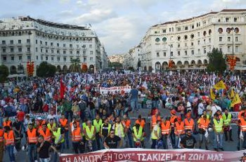 Από τη μαζική συγκέντρωση στην πλατεία Αριστοτέλους