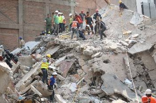 Μάχη με το χρόνο δίνουν τα σωστικά συνεργεία στο Μεξικό για την ανεύρεση επιζώντων, στα εμφανώς ακατάλληλα κτίρια που κατέρρευσαν