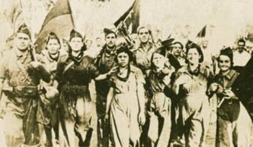 Ανδρες και γυναίκες του Λαϊκού Μετώπου διαδηλώνουν