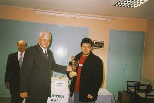 Ο Γιουγκοσλάβος προπονητής της Εθνικής ανδρών, απονέμει κύπελλο στο Στέλιο Χαλκιά. Στην ένθετη φωτό, ο πρώην πρωταθλητής Ελλάδας και GM Σπύρος Σκέμπρης