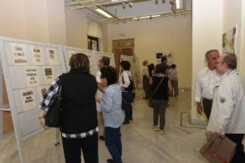 Επισκέπτες περιεργάζονται με ενδιαφέρον τα εκθέματα