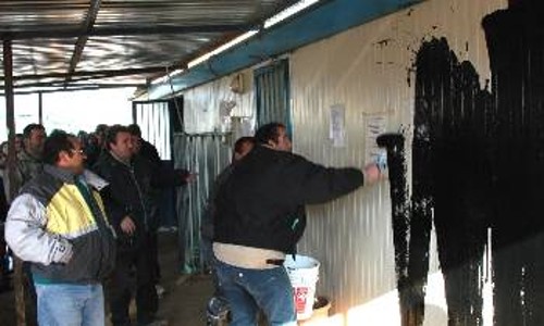 ...και το μαύρισμα των γραφείων του εργολάβου που δηλώνει πως οι αλλοδαποί δεν έχουν δικαιώματα!