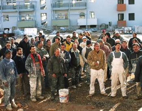 Από παλιότερη στάση εργασίας και πορεία αγανακτισμένων οικοδόμων στα γραφεία των τεχνικών εταιριών της Β' Εργολαβίας