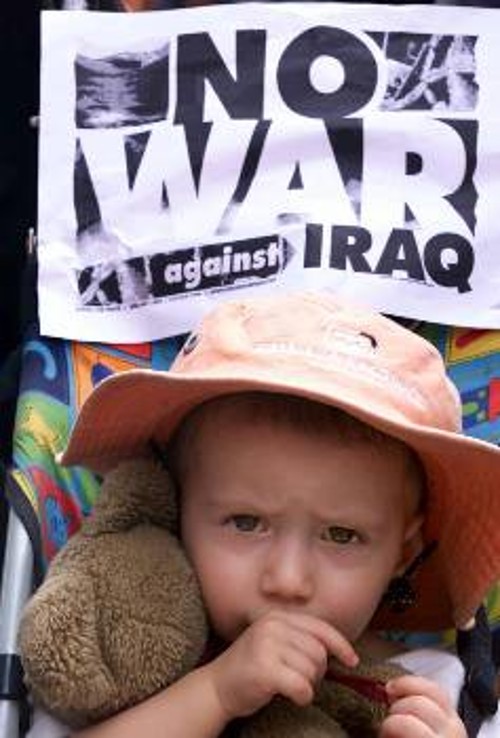 Στιγμιότυπα από τις πρόσφατες αντιπολεμικές εκδηλώσεις στη Μαλαισία