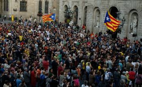 Οι καταλανικές σημαίες ανέμιζαν και χτες στη Βαρκελώνη, εκφράζοντας τον εγκλωβισμό λαϊκών δυνάμεων στα αστικά συμφέροντα