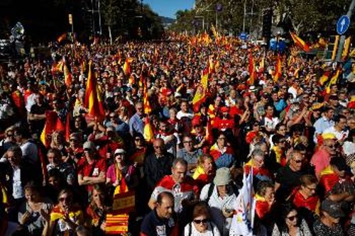 Από τη διαδήλωση της Κυριακής για «την ισπανική ενότητα»: Οσο οι εργαζόμενοι θα εγκλωβίζονται στους εθνικισμούς των αστών, τόσο αυτοί θα συνεχίζουν απρόσκοπτα την εκμετάλλευσή τους