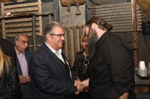 Ο Δημήτρης Κουτσούμπας με τον πρωταγωνιστή της παράστασης