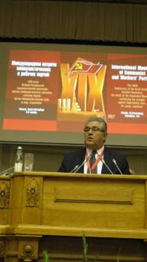 Ο ΓΓ της ΚΕ του ΚΚΕ, Δ. Κουτσούμπας, στο βήμα της 19ης Διεθνούς Συνάντησης των Κομμουνιστικών και Εργατικών Κομμάτων
