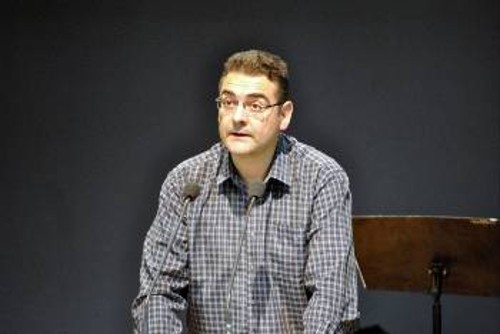 Στο Περιστέρι μίλησε ο Γιάννης Πρωτούλης, μέλος του ΠΓ της ΚΕ του ΚΚΕ, και ακολούθησε συναυλία με το συγκρότημα της ΤΟ Δυτικών Συνοικιών