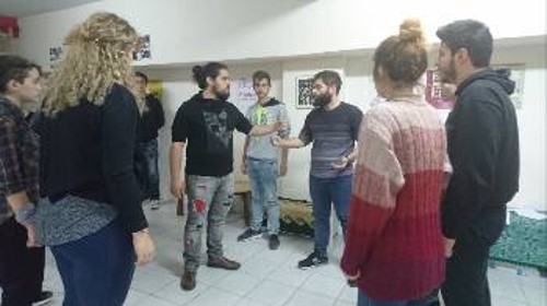 Από τις πρόβες για το μουσικοθεατρικό δρώμενο «10 μέρες που συγκλόνισαν τον κόσμο», που θα παρουσιαστεί στην αυριανή εκδήλωση