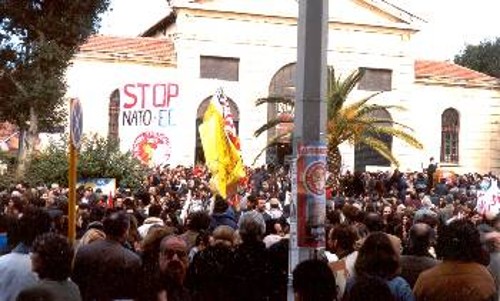 Στιγμιότυπο από τη συγκέντρωση του χανιώτικου λαού στην πλατεία της Δημοτικής Αγοράς