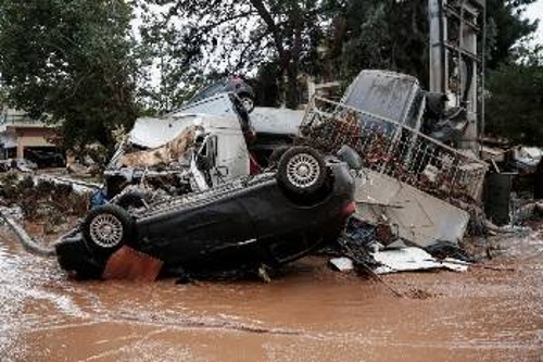Από τη μεγάλη πλημμύρα στη Μάνδρα, που στοίχισε τη ζωή σε 25 ανθρώπους