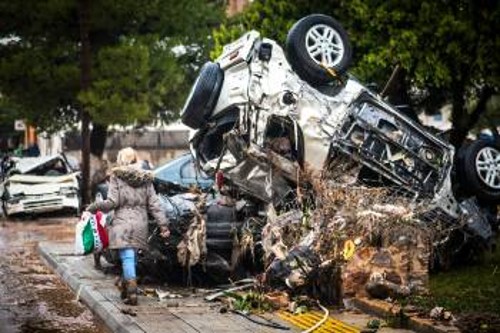 Δυτική Αττική: Νεκροί και ανυπολόγιστες καταστροφές. Αεροδρόμιο Ελληνικού: Τα σχέδια που έχουν συμφωνήσει κυβέρνηση - επιχειρηματίες. Δύο εικόνες χαρακτηριστικές για το τι σημαίνει χωροταξικός σχεδιασμός με κριτήριο την ικανοποίηση των αναγκών του κεφαλαίου