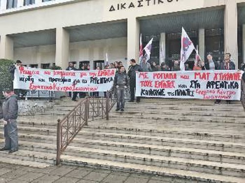 Από τη χτεσινή κινητοποίηση έξω από τα δικαστήρια