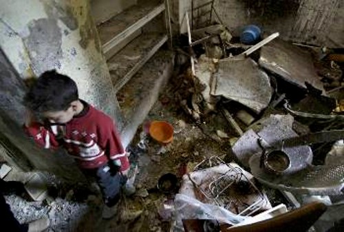 Ο τετράχρονος Παλαιστίνιος κοιτά απελπισμένος τα ερείπια του σπιτιού του