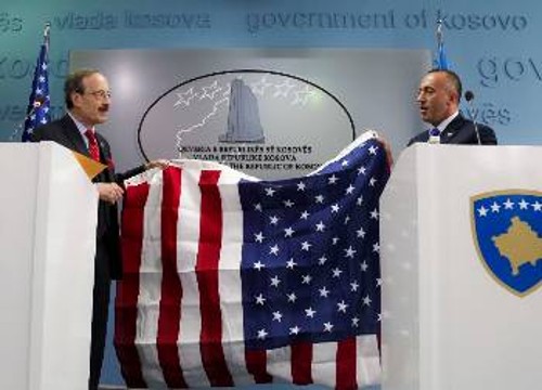 Το Νοέμβρη του 2017 ο Κοσσοβάρος πρωθυπουργός παρέλαβε τη σημαία των ΗΠΑ ως δώρο, από τον εκπρόσωπό τους στο Κοσσυφοπέδιο, Ε. Ενγκελ