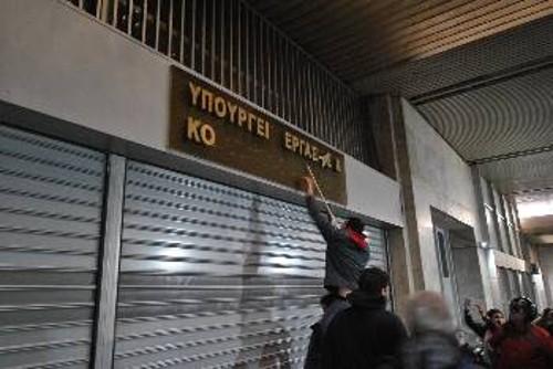 Ξηλώνοντας την ταμπέλα του υπουργείου «Εργασίας»