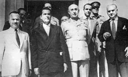 Από αριστερά: Σ. Βενιζέλος, Πιουριφόι, Α. Παπάγος, Κ. Καραμανλής, Κ. Τσαλδάρης, στη διάρκεια σύσκεψης για τον εξοπλισμό του στρατού