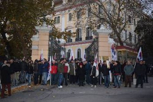 Από τη συμβολική κατάληψη του ΠΑΜΕ στο υπουργείο Μακεδονίας - Θράκης και το γιγαντοπανό που ανάρτησε στην πρόσοψή του