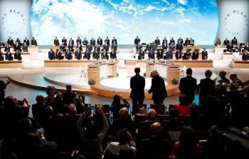 Οι Πράσινοι ντύνουν με φιλοπεριβαλλοντική «προβιά» τους σχεδιασμούς των «πράσινων» μονοπωλιακών ομίλων που επενδύουν στον τομέα (φωτ. από τη Σύνοδο του Παρισιού για το Κλίμα)