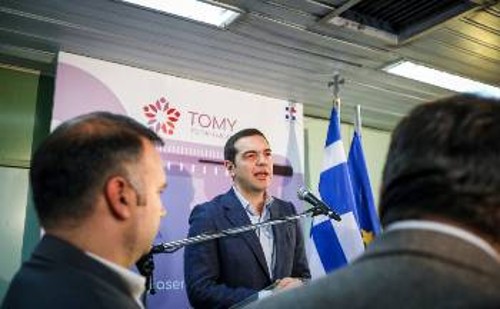 Με φιέστες εγκαινίων σε μια σειρά από πόλεις, τα κυβερνητικά στελέχη επιδιώκουν να αποπροσανατολίσουν από το νέο χτύπημα που επιφέρουν στην ΠΦΥ