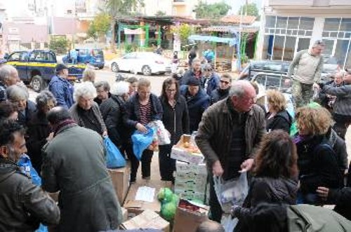 Από τη χτεσινή διανομή βοήθειας των ταξικών σωματείων και φορέων του Θριασίου στους πληγέντες της Μάνδρας