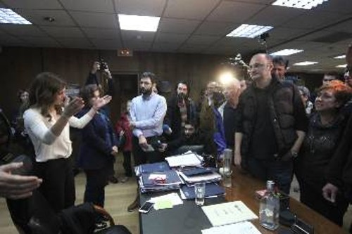 Με ένα ξερό «όχι» απάντησε η υπουργός στην απαίτηση των συνδικαλιστικών οργανώσεων να αποσυρθεί η ρύθμιση που χτυπά το απεργιακό δικαίωμα