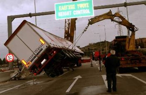Η ανυπαρξία αντιπλημμυρικών έργων δημιουργεί σοβαρά προβλήματα και στο οδικό δίκτυο (Ανατροπή της νταλίκας το Μάρτη του 2003 εξαιτίας της κακοκαιρίας)