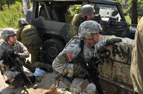 Αμερικανοί και Γερμανοί στρατιώτες της ΝΑΤΟικής KFOR στο Κόσσοβο