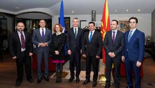 Από τη χτεσινή πρώτη μέρα της επίσκεψης του γγ του ΝΑΤΟ στην ΠΓΔΜ