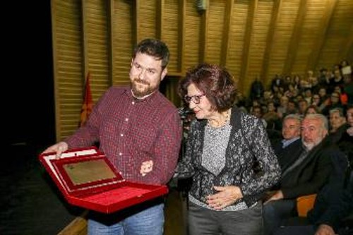 ιδιαίτερα συγκινητική ήταν η στιγμή που δόθηκε τιμητική αναμνηστική πλακέτα στη σύζυγο του μεγάλου μουσικοσυνθέτη