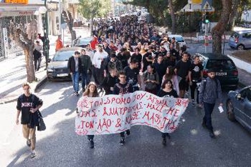 Οι μαθητές κατευθύνθηκαν με πορεία από τον πλησιέστερο σταθμό του μετρό στον τόπο της Συνάντησης