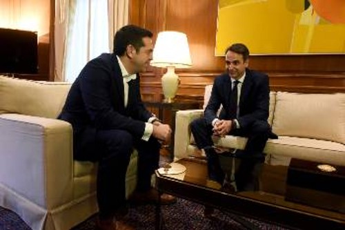 Οσο περισσότερο αποκαλύπτεται η σύγκλιση ΣΥΡΙΖΑ - ΝΔ, τόσο εντείνεται η κοκορομαχία τους
