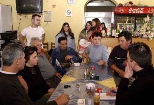 Στιγμιότυπο από τη συζήτηση του συντάκτη του «Ρ» με κατοίκους του Κάτω Σουλίου