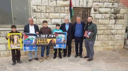 Με τους συγγενείς της Αχέντ Ταμίμι