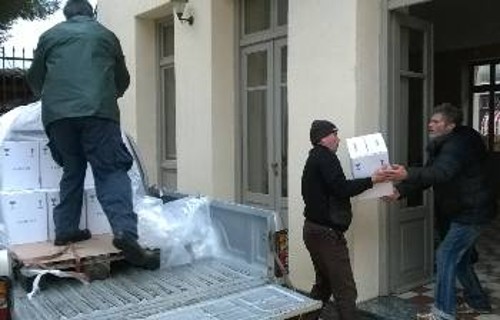 Από την παράδοση του ελαιόλαδου που συγκέντρωσαν οι αγρότες των Χανίων