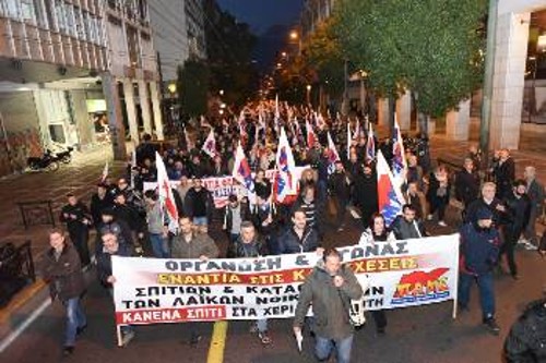 Μαζικές συγκεντρώσεις ενάντια σε κατασχέσεις και πλειστηριασμούς οργανώθηκαν μέσα στη βδομάδα σε Αθήνα, Θεσσαλονίκη και πολλές ακόμα πόλεις, με πρωτοβουλία του ΠΑΜΕ (φωτ. από την κινητοποίηση στην Αθήνα)
