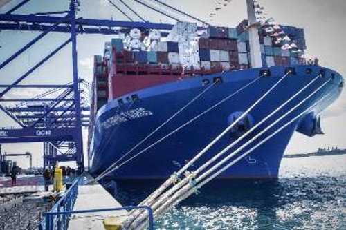 Το «COSCO TAURUS» που κατέπλευσε την περασμένη Δευτέρα στο λιμάνι του Πειραιά