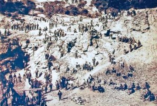 Μεταλλωρύχοι στην είσοδο μεταλλείου στην Καμάριζα, Λαύριο 1898