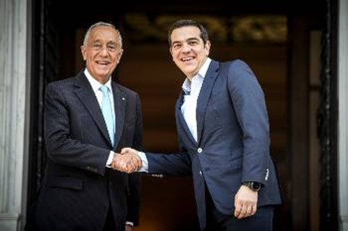 Η πλήρης εφαρμογή και ο υψηλός βαθμός «οικειοποίησης» του αντιλαϊκού προγράμματος είναι το μυστικό της «επιτυχίας» της Πορτογαλίας, λέει η ΤτΕ για το «πρότυπο» του ΣΥΡΙΖΑ (φωτ. από την επίσκεψη του Πορτογάλου Προέδρου στην Αθήνα)